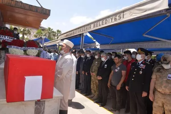 Son dakika: Şehit Jandarma Uzman Çavuş Adil Yılmaz, son yolculuğuna uğurlandı