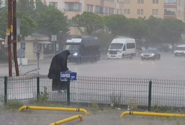 Son Dakika: Başkent yağmura teslim! Caddeleri sel bastı, araçlar sürüklendi Son Dakika: Başkent yağmura teslim! Caddeleri sel bastı, araçlar sürüklendi