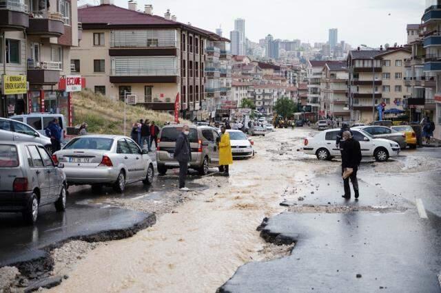 Son Dakika: Başkent yağmura teslim! Caddeleri sel bastı, araçlar sürüklendi