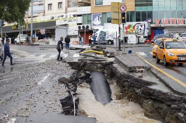 Son Dakika: Başkent yağmura teslim! Caddeleri sel bastı, araçlar sürüklendi