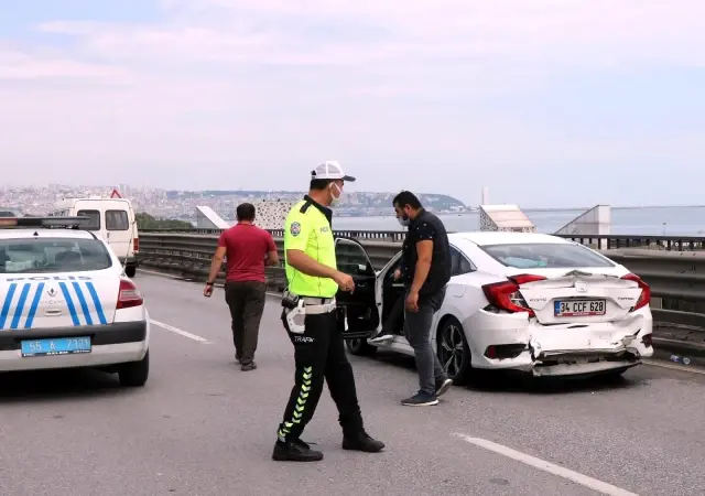 Viyadük üzerinde 3 araç çarpıştı, trafik felç oldu