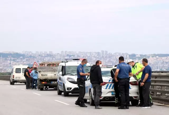 Viyadük üzerinde 3 araç çarpıştı, trafik felç oldu