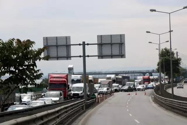 Viyadük üzerinde 3 araç çarpıştı, trafik felç oldu