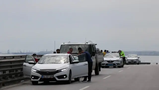 Viyadük üzerinde 3 araç çarpıştı, trafik felç oldu