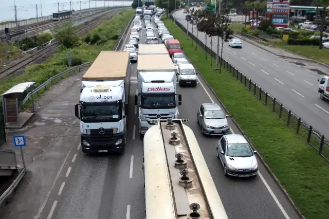 Viyadük üzerinde 3 araç çarpıştı, trafik felç oldu