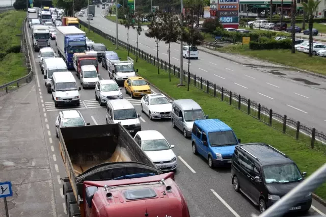 Viyadük üzerinde 3 araç çarpıştı, trafik felç oldu