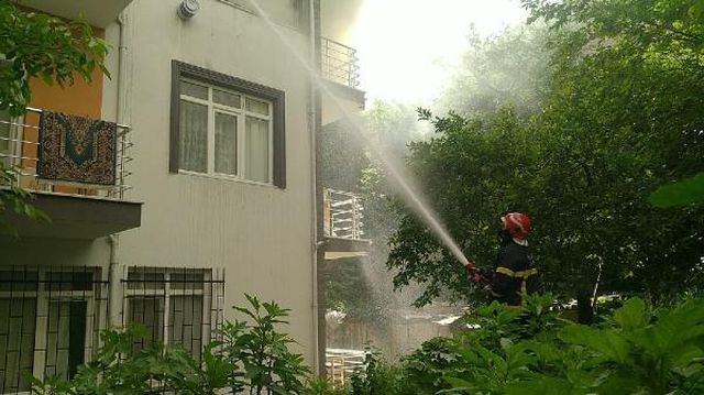 yanginda annesiyle mahsur kalan ali yi balkon 3 14188736 o