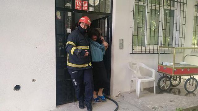 yanginda annesiyle mahsur kalan ali yi balkon 5 14188736 o