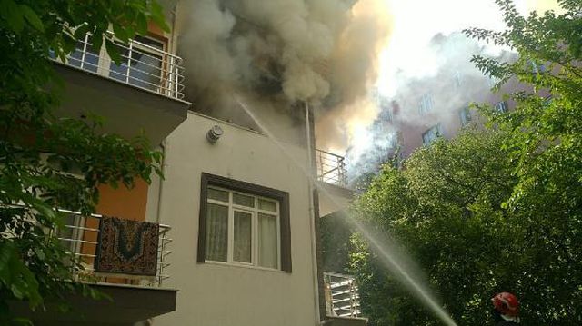 yanginda annesiyle mahsur kalan ali yi balkon 6 14188736 o