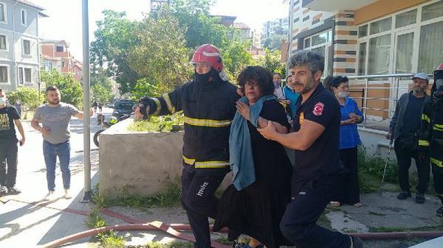 yanginda annesiyle mahsur kalan ali yi balkon 7 14188736 o