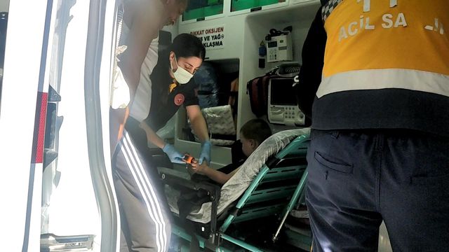 yanginda mahsur kalan cocugu balkona tirmanip 5 14188622 o
