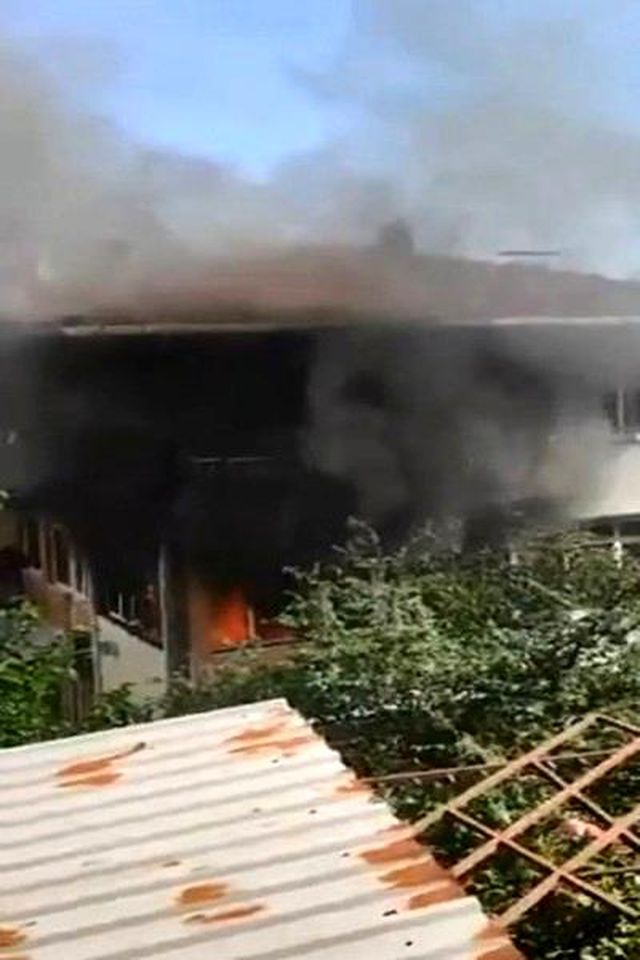 yanginda mahsur kalan cocugu balkona tirmanip 9 14188622 o