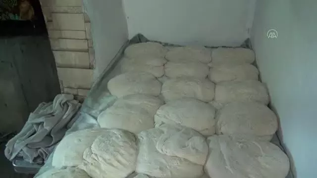 Ailesi için taş fırında pişirdiği köy ekmekleri gelir kaynağı oldu Ailesi için taş fırında pişirdiği köy ekmekleri gelir kaynağı oldu