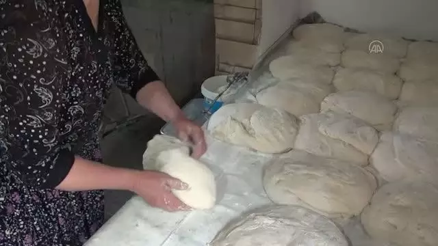 Ailesi için taş fırında pişirdiği köy ekmekleri gelir kaynağı oldu Ailesi için taş fırında pişirdiği köy ekmekleri gelir kaynağı oldu
