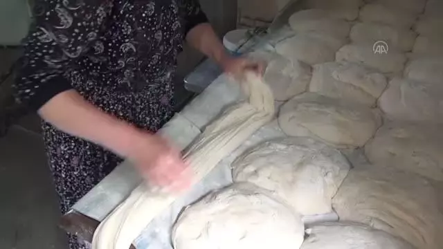 Ailesi için taş fırında pişirdiği köy ekmekleri gelir kaynağı oldu Ailesi için taş fırında pişirdiği köy ekmekleri gelir kaynağı oldu