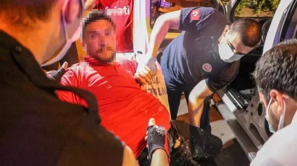 ANTALYA ARAÇTA SIZAN İKİ ARKADAŞ, EKİPLERİ HAREKETE GEÇİRDİ ANTALYA ARAÇTA SIZAN İKİ ARKADAŞ, EKİPLERİ HAREKETE GEÇİRDİ