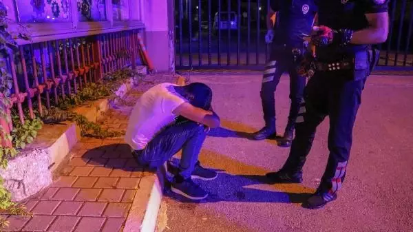 ANTALYA ARAÇTA SIZAN İKİ ARKADAŞ, EKİPLERİ HAREKETE GEÇİRDİ ANTALYA ARAÇTA SIZAN İKİ ARKADAŞ, EKİPLERİ HAREKETE GEÇİRDİ