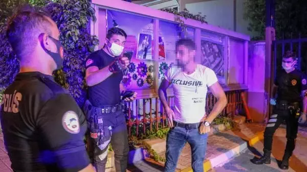ANTALYA ARAÇTA SIZAN İKİ ARKADAŞ, EKİPLERİ HAREKETE GEÇİRDİ ANTALYA ARAÇTA SIZAN İKİ ARKADAŞ, EKİPLERİ HAREKETE GEÇİRDİ