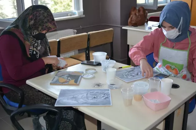 Atık mermerlerden mozaik tablo yapıyorlar Atık mermerlerden mozaik tablo yapıyorlar