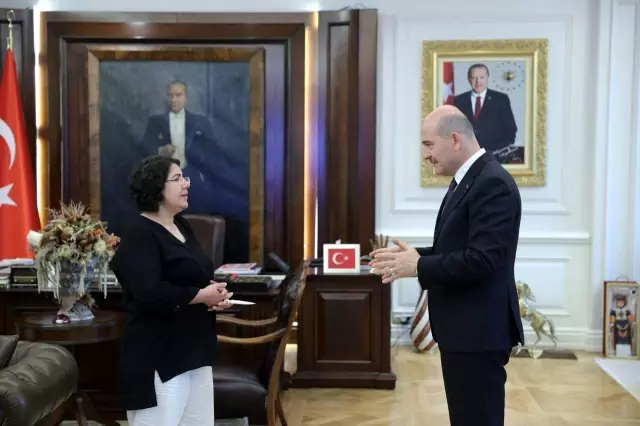 Bakan Soylu, Almanya'da evlat nöbetini başlatan Akbaş ile görüştü Bakan Soylu, Almanya'da evlat nöbetini başlatan Akbaş ile görüştü