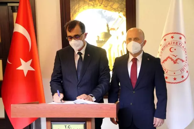 Bakan Varank ve Dönmez'den Ağrı Valiliğine ziyaret Bakan Varank ve Dönmez'den Ağrı Valiliğine ziyaret