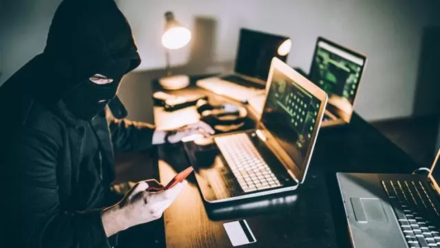 Bilgisayar ve telefon kullanıcıları büyük tehdit altında! Bilgileri çalıp, üstüne insanların fotoğraflarını çekmişler Bilgisayar ve telefon kullanıcıları büyük tehdit altında! Bilgileri çalıp, üstüne insanların fotoğraflarını çekmişler