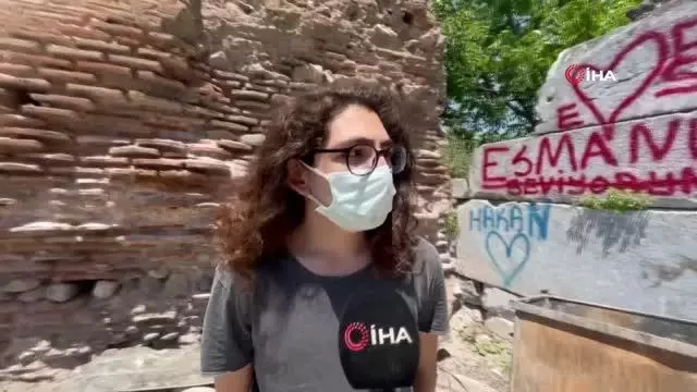 Binlerce yıllık surlar ilan-ı aşk tahtasına döndü Binlerce yıllık surlar ilan-ı aşk tahtasına döndü