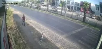 Konacık: Bodrum'da otomobilin yayaya çarpmamak için devrildiği anlar güvenlik kamerasında Konacık: Bodrum'da otomobilin yayaya çarpmamak için devrildiği anlar güvenlik kamerasında