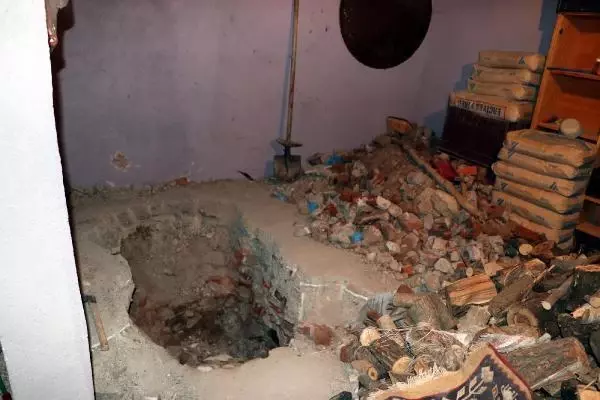 Boğulup, tandıra gömülen çiftin katil zanlısı aile adliyede (3) Boğulup, tandıra gömülen çiftin katil zanlısı aile adliyede (3)