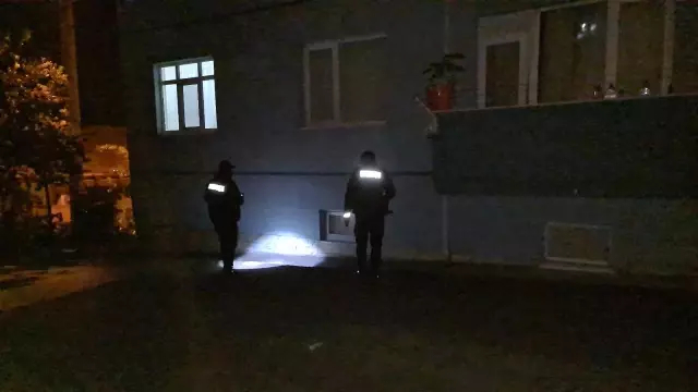 Camdan aşağı düştüğünü kimse fark etmedi Camdan aşağı düştüğünü kimse fark etmedi