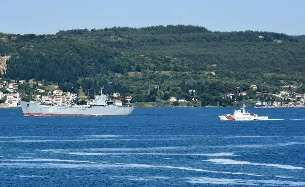 Son Dakika | ÇANAKKALE BOĞAZI'NDAN PEŞ PEŞE GEÇEN RUS SAVAŞ GEMİLERİ AKDENİZ'E İNİYOR Son Dakika | ÇANAKKALE BOĞAZI'NDAN PEŞ PEŞE GEÇEN RUS SAVAŞ GEMİLERİ AKDENİZ'E İNİYOR