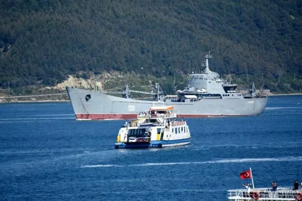 Son Dakika | ÇANAKKALE BOĞAZI'NDAN PEŞ PEŞE GEÇEN RUS SAVAŞ GEMİLERİ AKDENİZ'E İNİYOR Son Dakika | ÇANAKKALE BOĞAZI'NDAN PEŞ PEŞE GEÇEN RUS SAVAŞ GEMİLERİ AKDENİZ'E İNİYOR