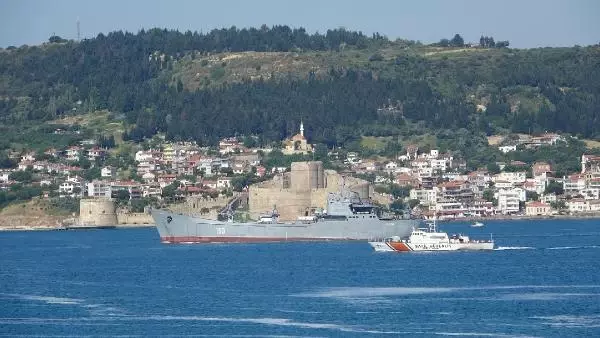 Son Dakika | ÇANAKKALE BOĞAZI'NDAN PEŞ PEŞE GEÇEN RUS SAVAŞ GEMİLERİ AKDENİZ'E İNİYOR Son Dakika | ÇANAKKALE BOĞAZI'NDAN PEŞ PEŞE GEÇEN RUS SAVAŞ GEMİLERİ AKDENİZ'E İNİYOR