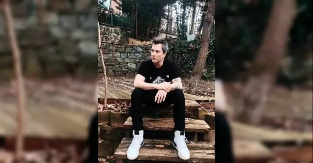 Ççüncü video klibini 'Yor Beni' şarkısına çekti. Ççüncü video klibini 'Yor Beni' şarkısına çekti.