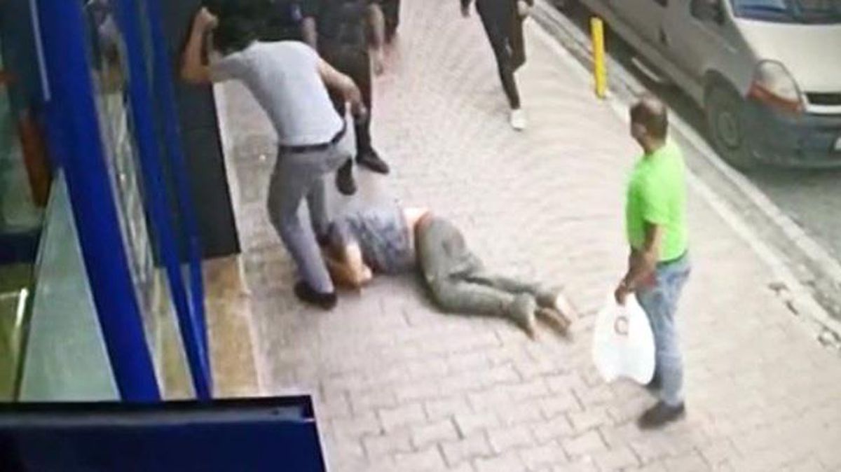Çocuklardan para isteyen adamı, yerde tekmeleyerek dövdüler