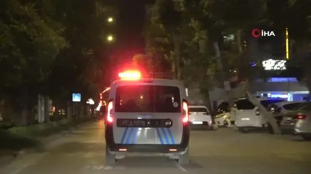 'Dur' ihtarına uymayan ehliyetsiz sürücü 15 kilometrelik kovalamacanın ardından yakalandı 'Dur' ihtarına uymayan ehliyetsiz sürücü 15 kilometrelik kovalamacanın ardından yakalandı