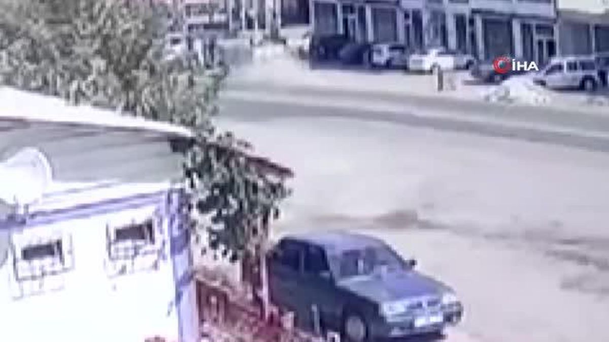 Son dakika haberi: Elazığ'da otomobilin hurdaya döndüğü kaza, kameralara yansıdı