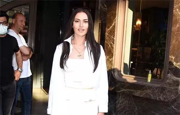 Fahriye Evcen'den sevenlerini üzen açıklama Fahriye Evcen'den sevenlerini üzen açıklama