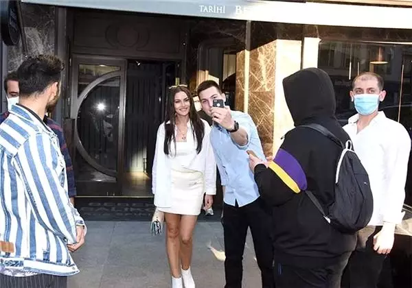 Fahriye Evcen'den sevenlerini üzen açıklama Fahriye Evcen'den sevenlerini üzen açıklama