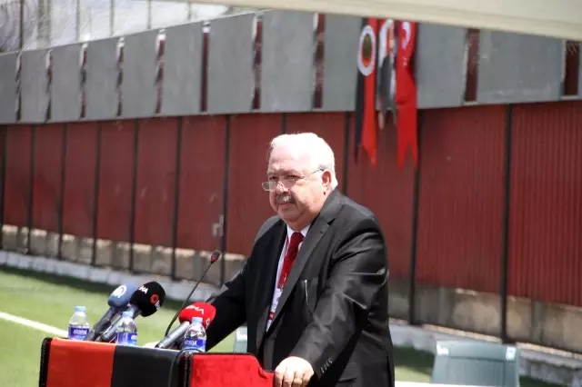 Gençlerbirliği Kulübü Başkan Adayı Mehmet Niyazi Akdaş: 'Kulübümüz maddi açıdan çok zor durumdadır' Gençlerbirliği Kulübü Başkan Adayı Mehmet Niyazi Akdaş: 'Kulübümüz maddi açıdan çok zor durumdadır'