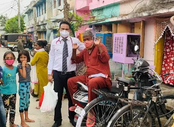 Hindistan'da hayat kurtaran girişim: Doktorlar Yolda Hindistan'da hayat kurtaran girişim: Doktorlar Yolda