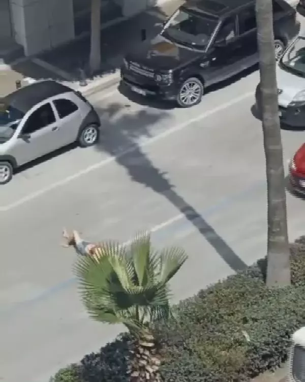 İşlek caddede yola yatan kadın, hayatını ve trafiği tehlikeye düşürdü İşlek caddede yola yatan kadın, hayatını ve trafiği tehlikeye düşürdü