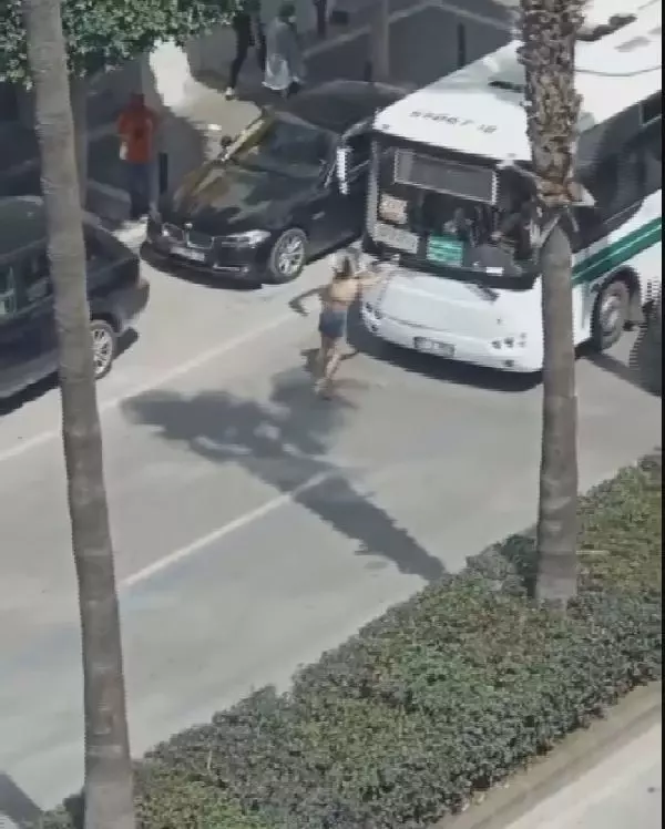 İşlek caddede yola yatan kadın, hayatını ve trafiği tehlikeye düşürdü İşlek caddede yola yatan kadın, hayatını ve trafiği tehlikeye düşürdü