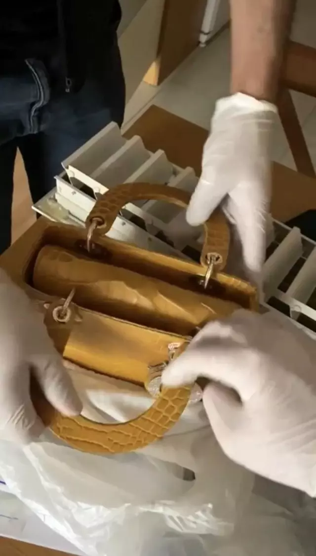 Son dakika haberleri! İstanbul'da 225 bin liralık çanta hırsızlığı saniye saniye kameralara yansıdı Son dakika haberleri! İstanbul'da 225 bin liralık çanta hırsızlığı saniye saniye kameralara yansıdı