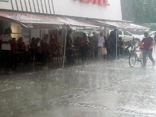 İzmir'de sağanak yağmur olumsuzluğu