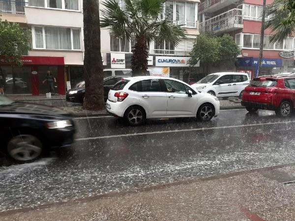 İzmir'de sağanak yağmur olumsuzluğu