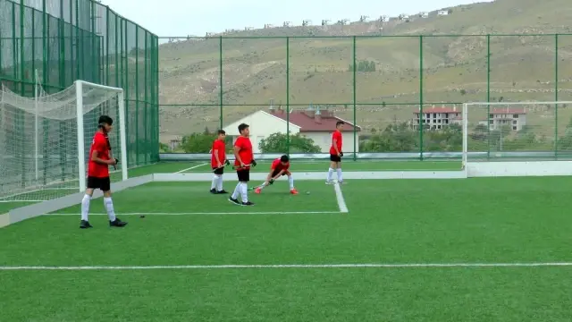 Kabakcı'dan çim hockeyi sporcularına ziyaret Kabakcı'dan çim hockeyi sporcularına ziyaret