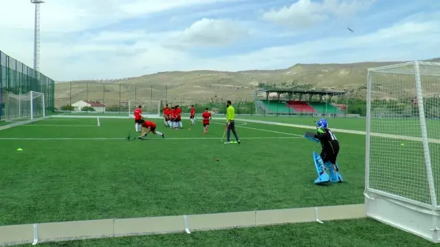 Kabakcı'dan çim hockeyi sporcularına ziyaret Kabakcı'dan çim hockeyi sporcularına ziyaret