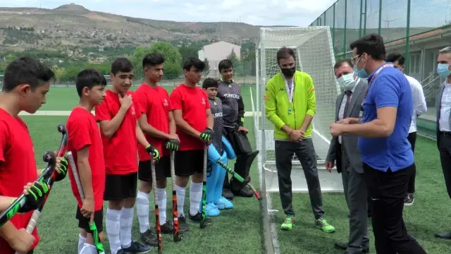 Kabakcı'dan çim hockeyi sporcularına ziyaret Kabakcı'dan çim hockeyi sporcularına ziyaret