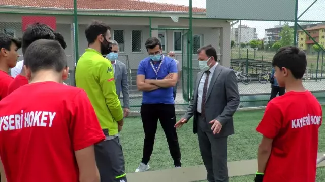 Kabakcı'dan çim hockeyi sporcularına ziyaret Kabakcı'dan çim hockeyi sporcularına ziyaret